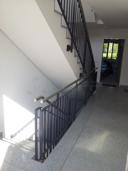 Referenzprojekt Innengeländer und Handlauf im Treppenhaus (1)
