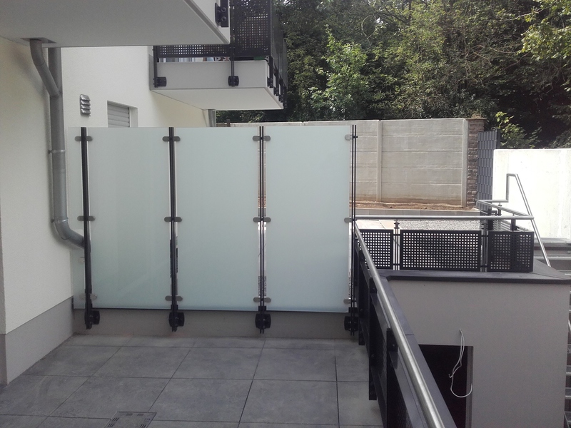 Referenzprojekt Trennwand beziehungsweise Sichtschutz aus Metall und Glas (1)