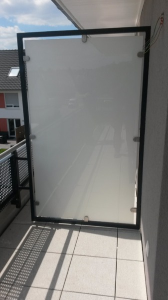 Referenzprojekt Trennwand beziehungsweise Sichtschutz aus Metall und Glas (2)