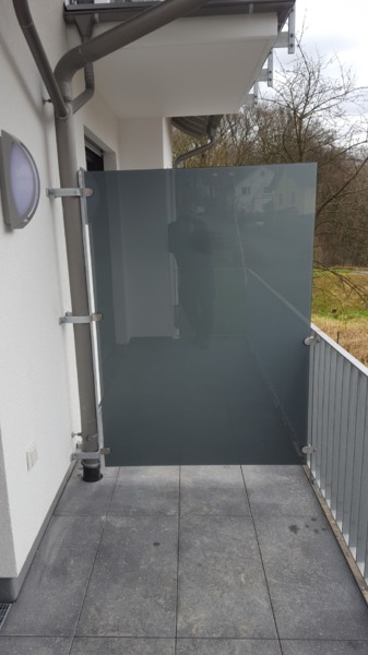 Referenzprojekt Trennwand beziehungsweise Sichtschutz aus Metall und Glas (4)
