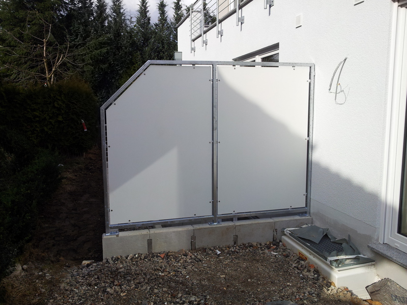 Referenzprojekt Trennwand beziehungsweise Sichtschutz aus Metall und Glas (5)